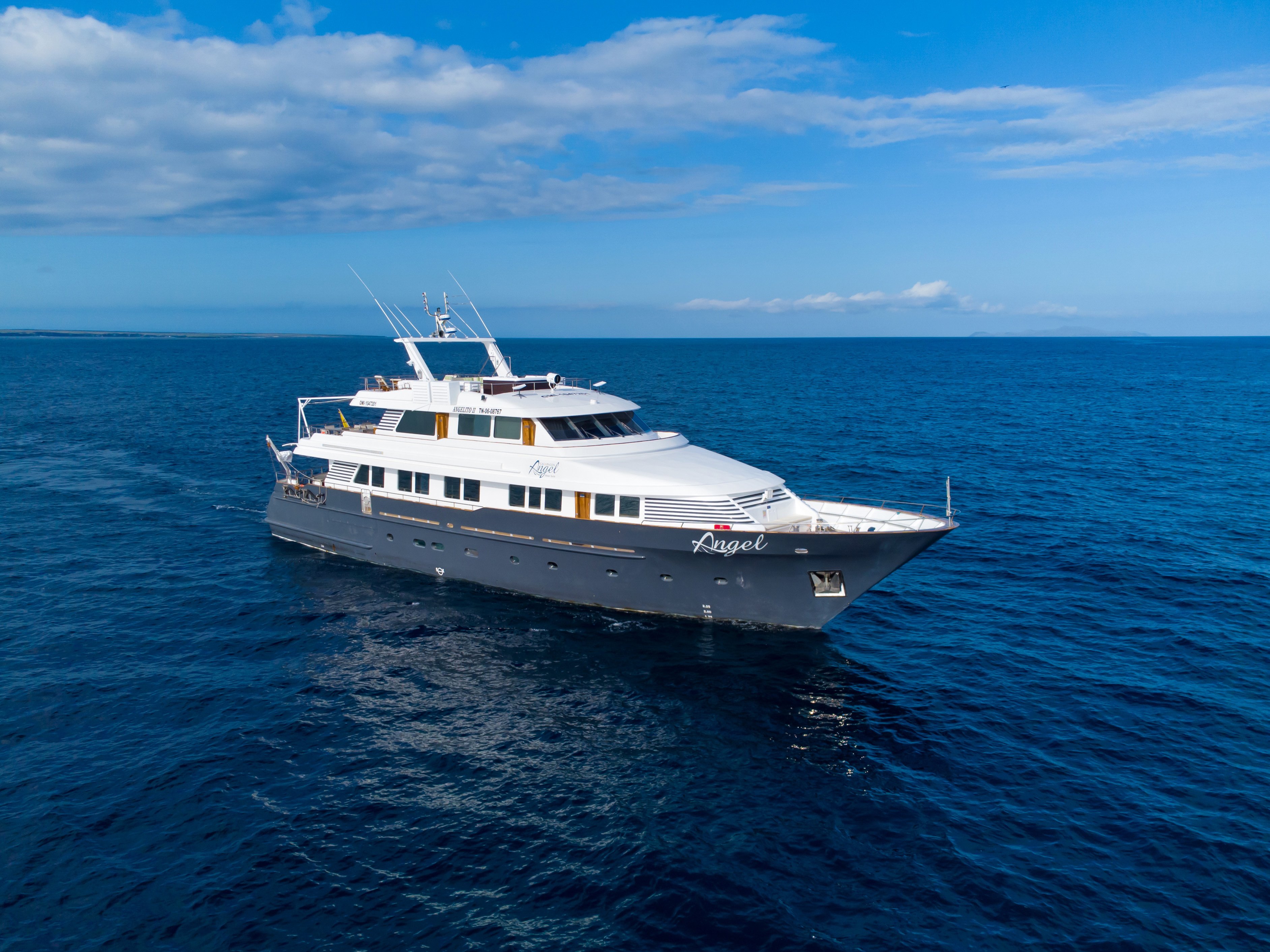 Galapagos Angel Yacht Exterior1